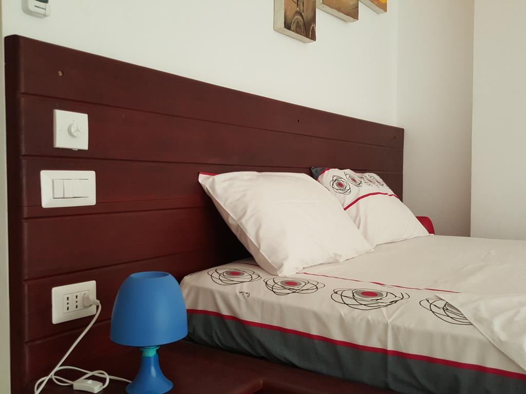 The Den Guest House Hikkaduwa Bagian luar foto