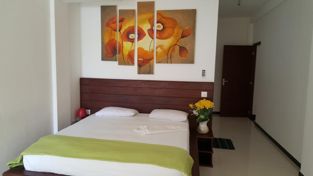 The Den Guest House Hikkaduwa Bagian luar foto